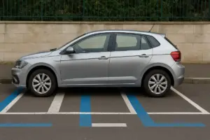Parcheggio sulle strisce blu e bianche: differenze reali e trucchi per evitare multe