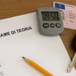 Con quanto punteggio si supera l’esame di teoria? La soglia precisa e cosa conta di più per promuovere