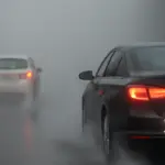Distanza di sicurezza con pioggia o nebbia: la regola che quasi nessuno applica