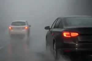Distanza di sicurezza con pioggia o nebbia: la regola che quasi nessuno applica