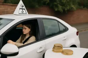 Imparare su auto automatica in autoscuola: i costi reali rispetto al manuale
